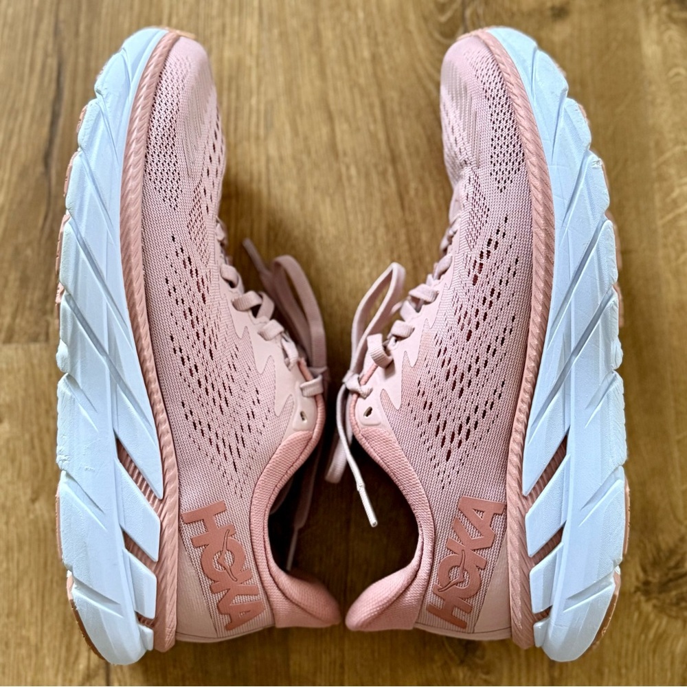 Hoka Clifton size 8